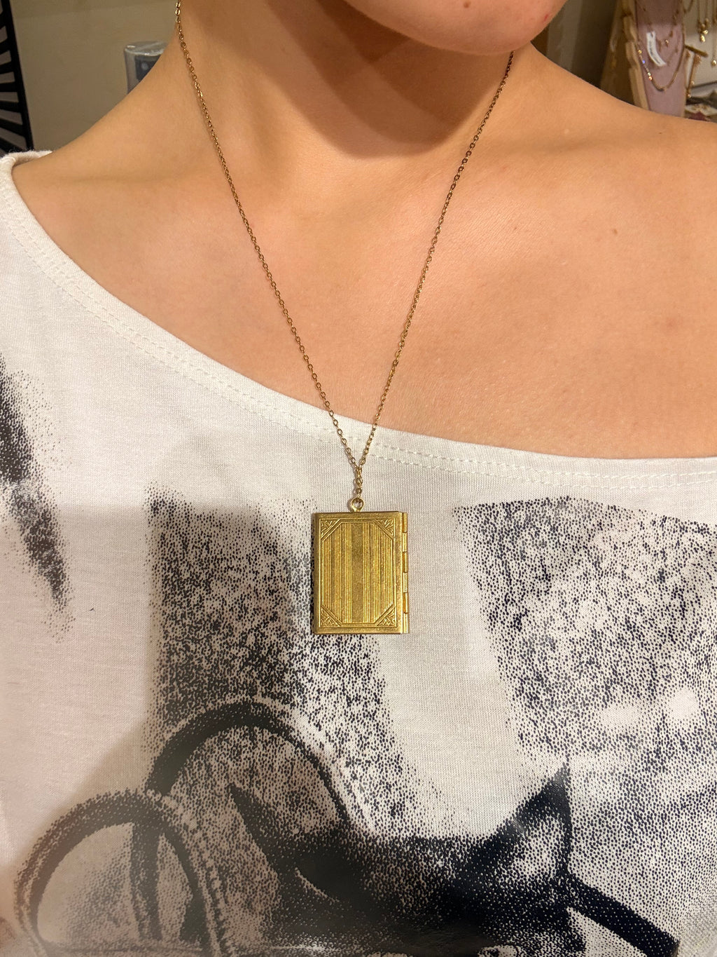 Book Victorian pendant