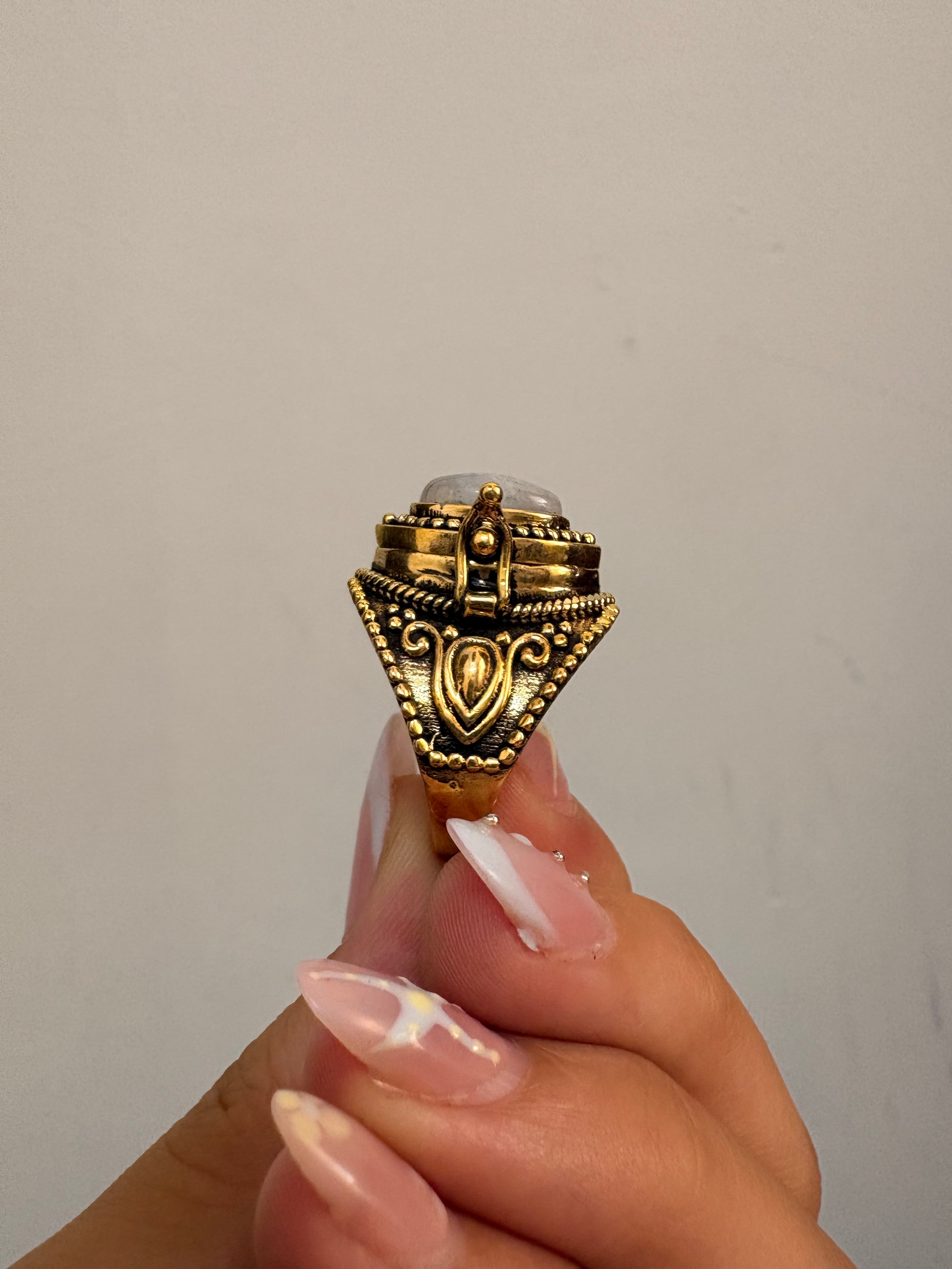 Poision ring