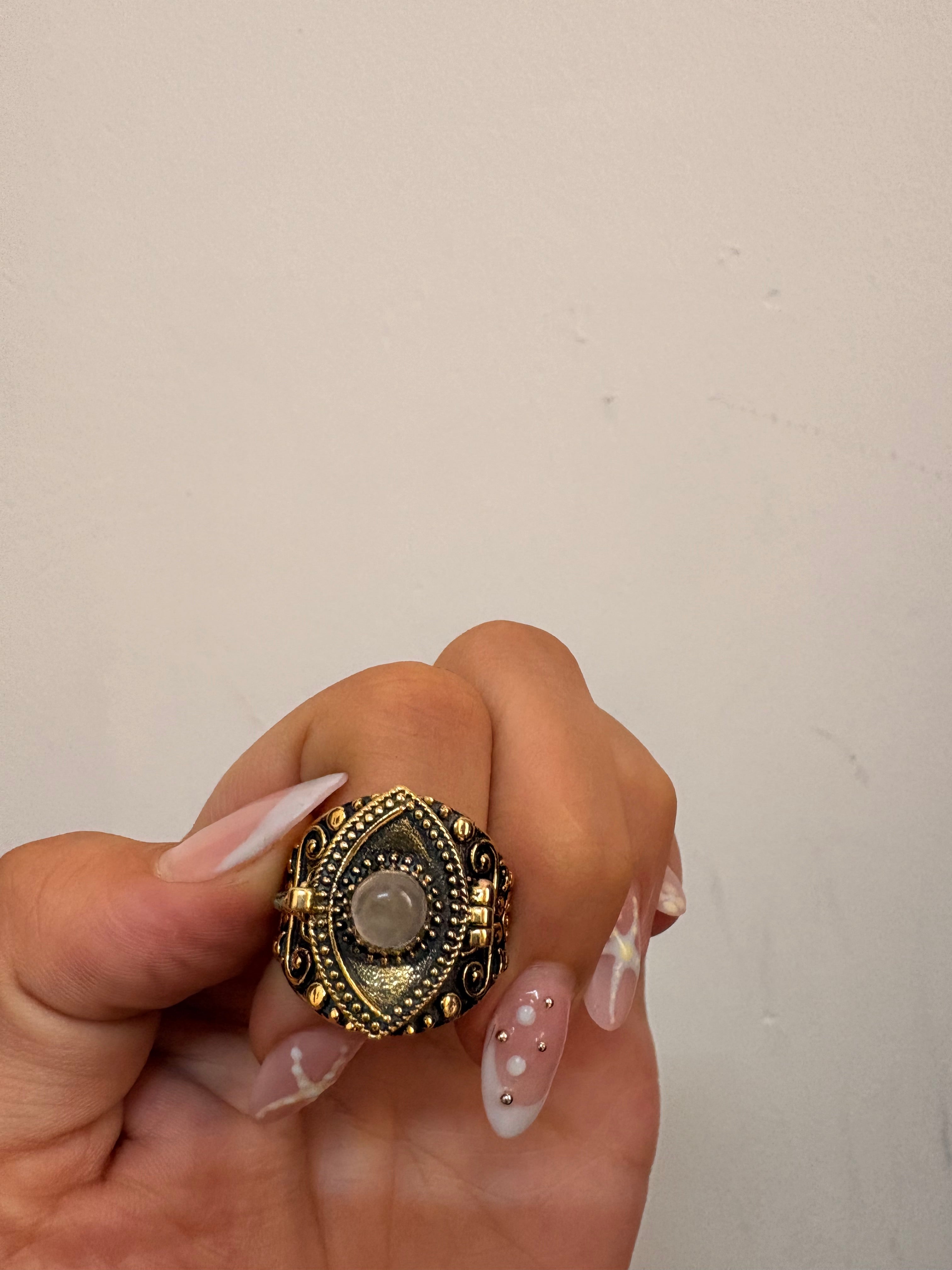 Poision ring