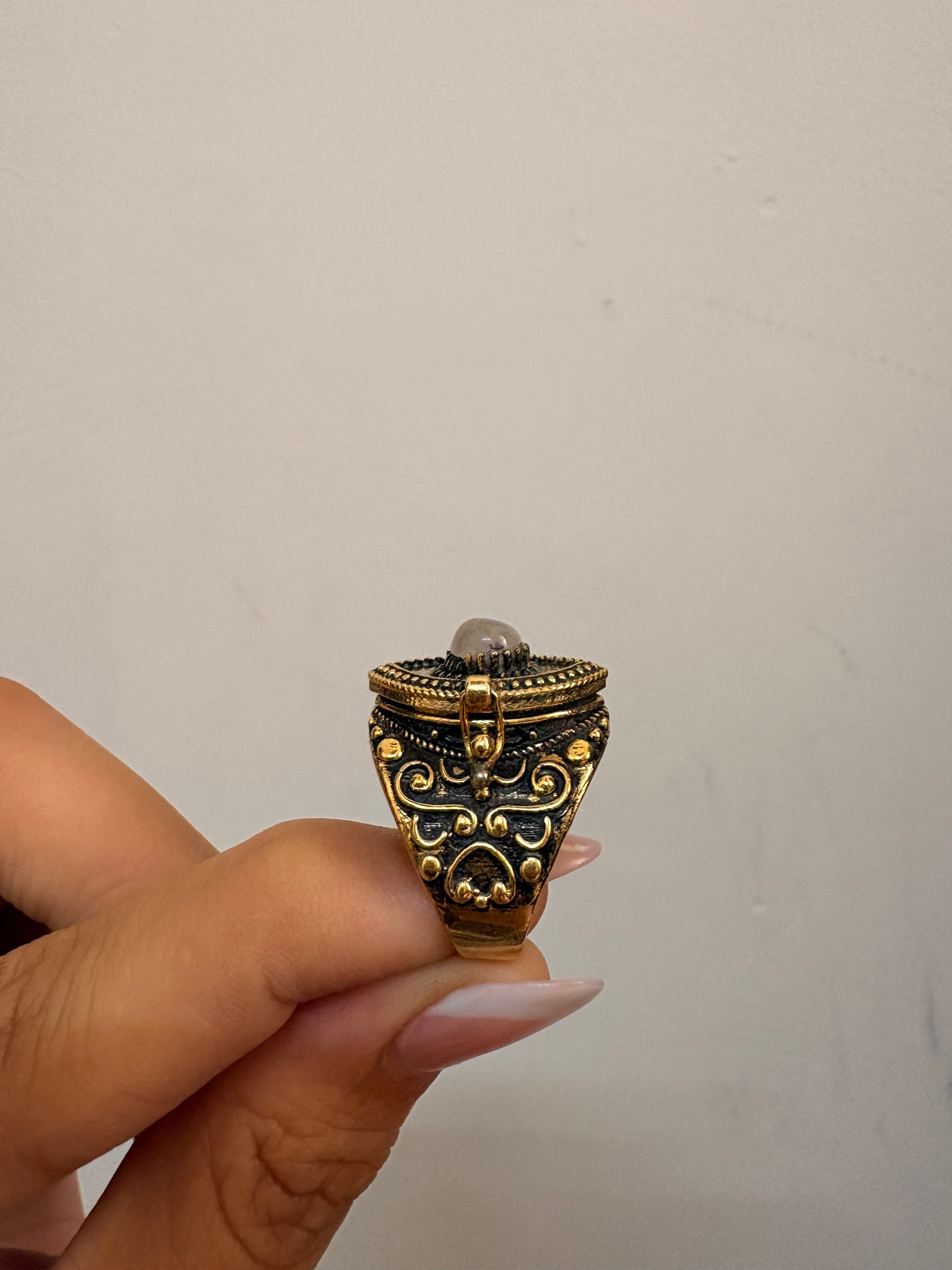 Poision ring